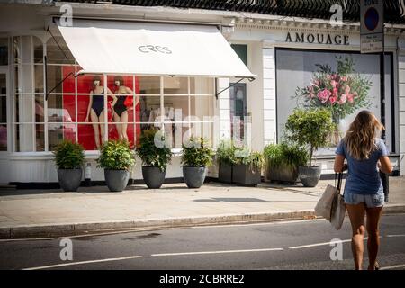 Londra - Agosto 2020: Motcomb Street a Knightsbridge / Belgravia. Una via commerciale esclusiva conosciuta per i suoi lussuosi negozi di moda Foto Stock