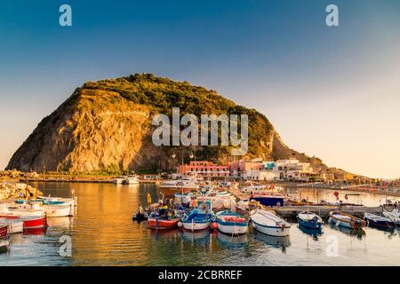 SANTANGELO, ISCHIA (NA), ITALIA - 1 LUGLIO 2020: Barche che galleggiano nel porto turistico Foto Stock