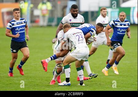 Anthony Watson di Bath affrontata da Matt Williams di Londra Irish durante la partita della Gallagher Premiership al Recreation Ground di Bath. Foto Stock