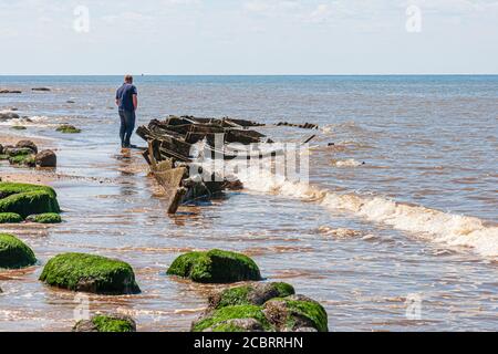 I resti dello Sheraton, un peschereccio a vapore costruito nel 1907, possono ancora essere visti quando la marea va fuori.at hunstanton norfolk Foto Stock