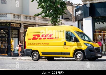 DHL van su London Street, compagnia di corriere tedesca Foto Stock