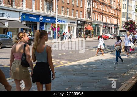 Londra - Agosto 2020: Shopping su Kings Road, un'area esclusiva di negozi di moda e ristoranti nell'area di Chelsea nel sud-ovest di Londra Foto Stock