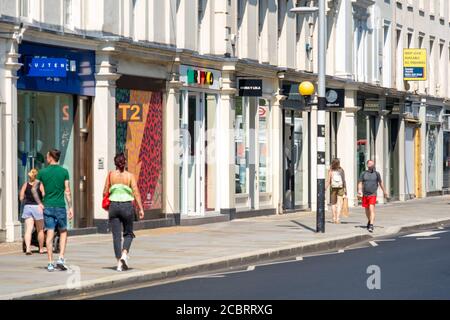 Londra - Agosto 2020: Shopping su Kings Road, un'area esclusiva di negozi di moda e ristoranti nell'area di Chelsea nel sud-ovest di Londra Foto Stock