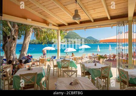 Vista sulla spiaggia dall'interno di una taverna a Nidri, Lefkada, Isole IONIE, Grecia Foto Stock