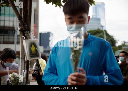 Hong Kong. 15 agosto 2020. Un uomo che prega un minuto di silenzio durante il memoriale mensile per un uomo che è caduto alla sua morte alla protesta lo scorso anno al centro commerciale Pacific Place a Hong Kong, sabato 15 agosto 2020. Credit: May James/ZUMA Wire/Alamy Live News Foto Stock