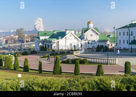 Minsk, Bielorussia - 14 ottobre 2018: Chiesa di San Cirillo di Turov e Accademia Teologica di Minsk - un'università di Scienze applicate Foto Stock