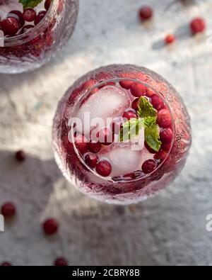 Cocktail con ghiaccio e mirtilli selvatici, vista dall'alto Foto Stock
