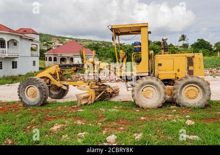 Motorgrader parcheggiato sul luogo di lavoro Foto Stock