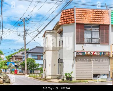 chiba, giappone - luglio 18 2020: Ristorante caffetteria arty che vende noodle di soba e caffè di fronte alla stazione ferroviaria di Hamakanaya nel quartiere di kana Foto Stock