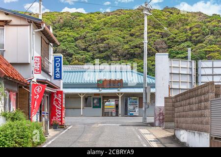 chiba, giappone - luglio 18 2020: Strada che conduce alla stazione ferroviaria di Hama-Kanaya con un negozio di alimentari che vende sigarette e attrezzi da pesca nel Foto Stock