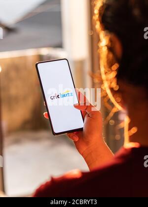 Assam, india - Agosto 15, 2020 : Cricbuzz un logo di notizie sportive sullo schermo del telefono. Foto Stock