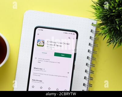 Assam, india - Agosto 15, 2020 : Cricbuzz un logo di notizie sportive sullo schermo del telefono. Foto Stock