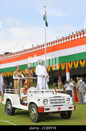 Jaipur, India, 15 agosto 2020: Il capo ministro del Rajasthan Ashok Gehlot ispeziona la Guardia d'onore durante le celebrazioni del 74a giorno dell'Indipendenza, allo stadio Sawai Mansingh a Jaipur. Credit: Sumit Saraswat/Alamy Live News Foto Stock