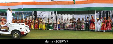 Jaipur, India, 15 agosto 2020: Il capo ministro del Rajasthan Ashok Gehlot ispeziona la Guardia d'onore durante le celebrazioni del 74a giorno dell'Indipendenza, allo stadio Sawai Mansingh a Jaipur. Credit: Sumit Saraswat/Alamy Live News Foto Stock