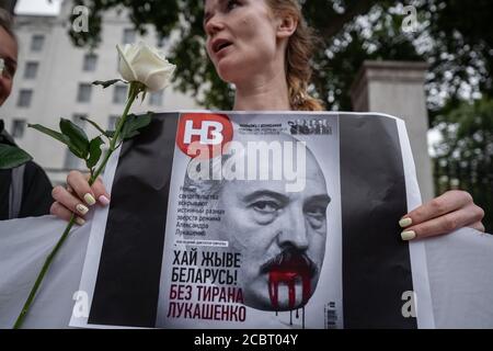 Bielorussia solidarietà Picket. I britannici-bielorussi si si riuniscono di fronte a Downing Street chiedendo un’azione di sostegno da parte del governo britannico. Londra, Regno Unito. Foto Stock