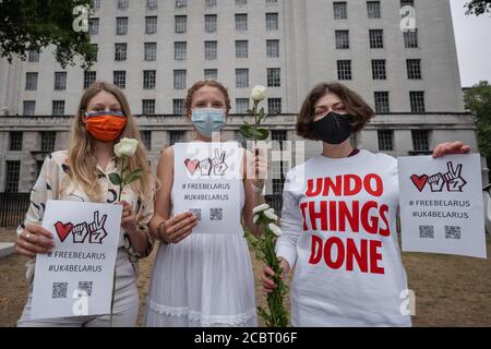 Bielorussia solidarietà Picket. I britannici-bielorussi si si riuniscono di fronte a Downing Street chiedendo un’azione di sostegno da parte del governo britannico. Londra, Regno Unito. Foto Stock