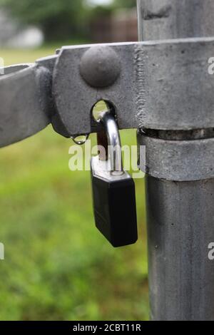 Blocca il cancello sul cortile per la protezione della proprietà Foto Stock