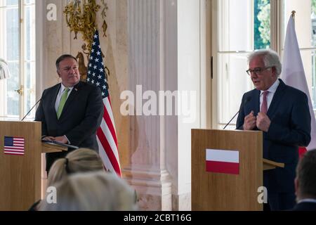 Varsavia, Polonia. 15 agosto 2020. Mike Pompeo e Jacek Czaputowicz partecipano a una conferenza stampa presso il palazzo del Royal Lazienki Park.U.S. Il Segretario di Stato Mike Pompeo ha visitato Varsavia sabato per firmare un accordo di cooperazione rafforzata con la Difesa (EDCA) con la Polonia. La visita del Segretario di Stato americano in Polonia si è conclusa con un incontro con il Ministro degli Affari Esteri Jacek Czaputowicz nel Royal Lazienki Park. Credit: SOPA Images Limited/Alamy Live News Foto Stock