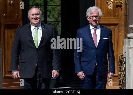 Varsavia, Polonia. 15 agosto 2020. Mike Pompeo e Jacek Czaputowicz si trovano all'ingresso del palazzo presso il Royal Lazienki Park.U.S. Il Segretario di Stato Mike Pompeo ha visitato Varsavia sabato per firmare un accordo di cooperazione rafforzata con la Difesa (EDCA) con la Polonia. La visita del Segretario di Stato americano in Polonia si è conclusa con un incontro con il Ministro degli Affari Esteri Jacek Czaputowicz nel Royal Lazienki Park. Credit: SOPA Images Limited/Alamy Live News Foto Stock