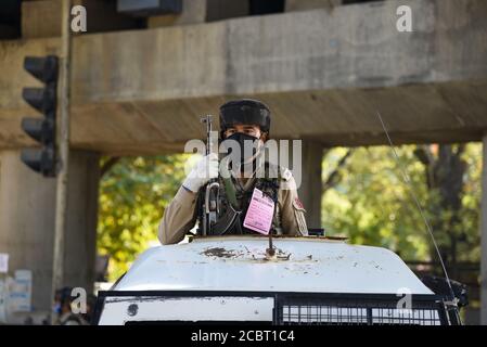 Srinagar, India. 15 agosto 2020. Il poliziotto indiano si alza in guardia sulla parte superiore del veicolo blindato durante un coprifuoco il giorno dell'Indipendenza.l'India festeggia il 74a giorno dell'Indipendenza. I servizi Internet sui dispositivi mobili sono stati bloccati in tutta la valle del Kashmir il giorno dell'Indipendenza come misura precauzionale. Credit: SOPA Images Limited/Alamy Live News Foto Stock