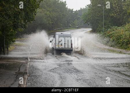 Brentwood, Essex, Regno Unito. 15 agosto 2020. Regno Unito Meteo: La pioggia torrenziale causa miseria per i conducenti a Brentwood come il drenaggio trabocca di strade alluvione. Credit: Ricci Fothergill/Alamy Live News Foto Stock