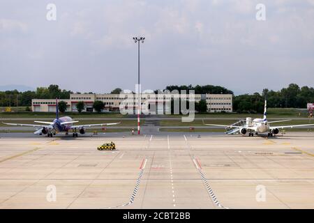 Budapest, Ungheria - 08 15 2020: Aeroplani all'aeroporto internazionale Ferenc Liszt di Budapest, Ungheria in una giornata estiva. Foto Stock