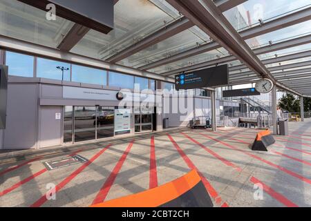 Budapest, Ungheria - 08 15 2020: Ingresso all'aeroporto internazionale Ferenc Liszt di Budapest, Ungheria in un giorno estivo. Foto Stock