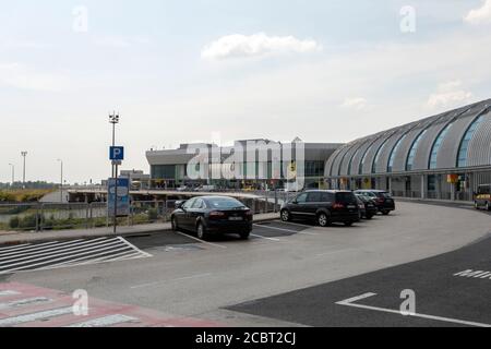 Budapest, Ungheria - 08 15 2020: Terminal 2B all'aeroporto internazionale Ferenc Liszt di Budapest, Ungheria, in un giorno estivo. Foto Stock