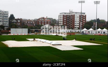 HOVE, Regno Unito, 15 AGOSTO: Pioggia copre durante il primo giorno del Bob Willis Trophy Southern Group tra Sussex CCC e Essex CCC al 1 ° Central County Ground, Brighton e Hove il 15 agosto, 2020 Credit: Action Foto Sport/Alamy Live News Foto Stock