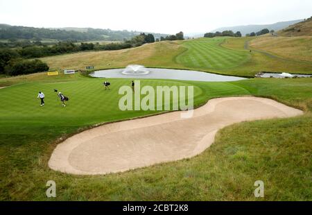 Una vista generale di Julian Suri degli Stati Uniti e Rikard Karlberg della Svezia sul 18° verde durante il terzo giorno del Celtic Classic al Celtic Manor Resort. Foto Stock