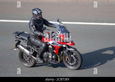 Red Triumph Tiger 1200 XRT; motociclista; trasporto a due ruote, moto, veicolo, strade, moto, motociclisti in moto a Chorley, UK§ Foto Stock