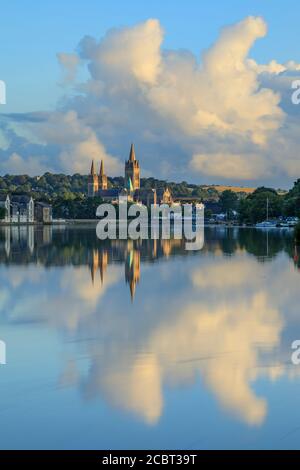 La Cattedrale di Truro si riflette nel fiume Truro. L'immagine catturata dal Boskawen Park una mattina all'inizio di agosto. Foto Stock