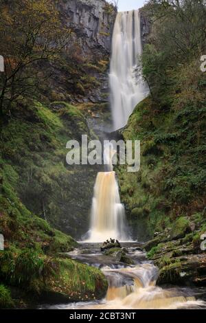 Cascata di Pistyll Rhaeadr nel Galles del Nord. L'immagine è stata acquisita con una lunga velocità dell'otturatore all'inizio di novembre. Foto Stock