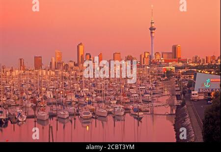 Barche al porto di Waitemata (Westhaven Porto) con Skytower ad Auckland skyline al tramonto Foto Stock