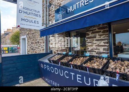 Saint-Benoit-des-Ondes, Francia - 26 agosto 2019: Luogo a Saint-Benoit-des-Ondes dove si possono mangiare ostriche dal produttore. Bretagna, Francia Foto Stock