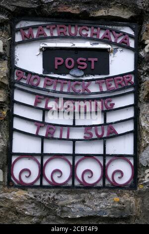 Una casella postale a Flushing in Cornovaglia. Foto Stock
