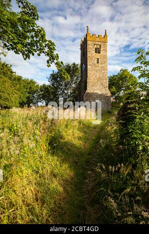 Il campanile a Illogan Chiesa Yard in Cornovaglia. L'immagine è stata catturata una mattina all'inizio di luglio. Foto Stock