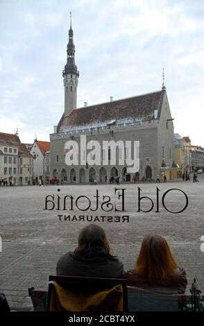 Tallinn, Estonia: Municipio di Tallinn in Piazza del Municipio o Raekoja platz visto dal vecchio ristorante Estonia nella città vecchia. Foto Stock