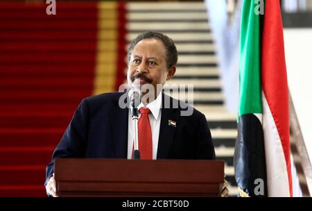 Khartoum, Sudan. 15 agosto 2020. Il primo ministro sudanese Abdalla Hamdok parla ad una conferenza stampa congiunta con il suo omologo egiziano Mostafa Madbouly (non nella foto) a Khartoum, Sudan, il 15 agosto 2020. Il Sudan e l'Egitto hanno ribadito sabato l'importanza di raggiungere un accordo vincolante sulla Grande Diga rinascimentale etiope (GERD) con l'impegno a negoziare la soluzione della controversia. Credit: Mohamed Khidir/Xinhua/Alamy Live News Foto Stock