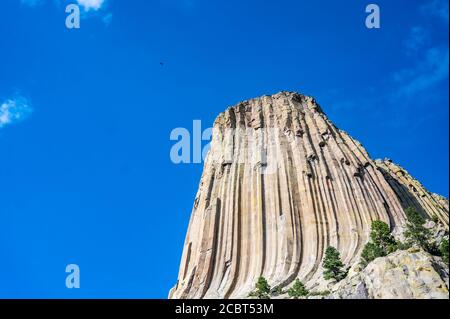 Formazione geologica chiamata Torre del Diavolo contro un cielo vuoto Foto Stock