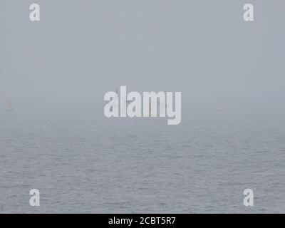 Sheerness, Kent, Regno Unito. 15 agosto 2020. Regno Unito tempo: Una serata nebbiosa in Sheerness, Kent. Relitto SS Richard Montgomery sembra spettrale nella nebbia. Credit: James Bell/Alamy Live News Foto Stock