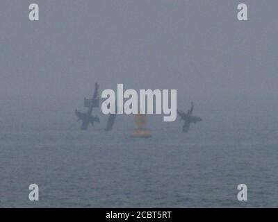 Sheerness, Kent, Regno Unito. 15 agosto 2020. Regno Unito tempo: Una serata nebbiosa in Sheerness, Kent. Relitto SS Richard Montgomery sembra spettrale nella nebbia. Credit: James Bell/Alamy Live News Foto Stock