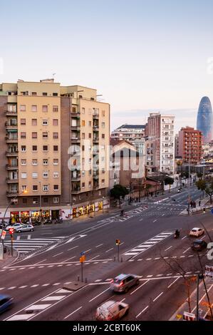 Architettura high-tech a Barcellona, Spagna Torre Glòries, precedentemente nota come Torre Agbar. Foto Stock