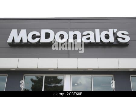 Agosto 15 2020, London Ontario Canada, McDonalds Canada fuori dal cartello Foto Stock