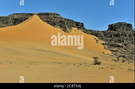 ROCCE E DUNE DI SABBIA NELLA REGIONE DI TADRART NEL DESERTO DEL SAHARA IN ALGERIA. SAFARI E AVVENTURA. TURISMO IN ALGERIA. Foto Stock