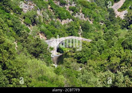 Ponte genovese Gorges Pianella de la Spelunca nel sud della Corsica Foto Stock