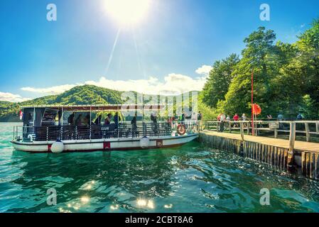 Vista sul molo e sul traghetto con i turisti nel parco nazionale dei laghi di Plitvice. Laghi di Plitvice, Croazia, Europa Foto Stock