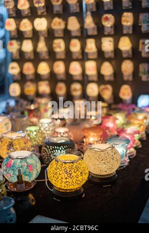 Hanoi, Vietnam - 19 2019 aprile: Mercato notturno di Hanoi, antiche lanterne. Foto Stock