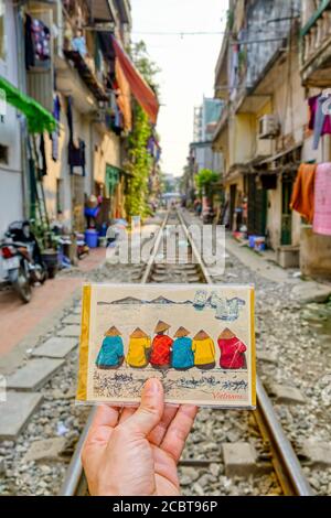 Hanoi, Vietnam - Aprile 16 2019: Cartolina dal Vietnam in un famoso punto turistico ad Hanoi, la ferrovia. La cartolina rappresenta ha Long Bay. Foto Stock