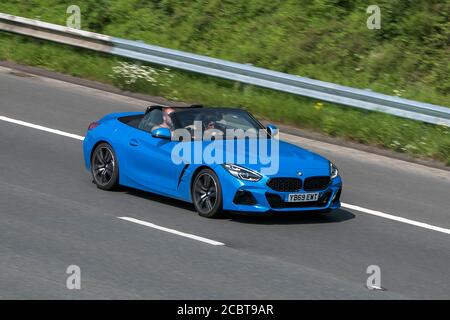 A 2019 BMW Z4 cabriolet Strive30i M Sport Auto Blue Car Roadster benzina guidando sull'autostrada M6 vicino Preston in Lancashire, Regno Unito. Foto Stock